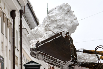 Администрация районов Казани предупредила водителей о ночном вывозе снега