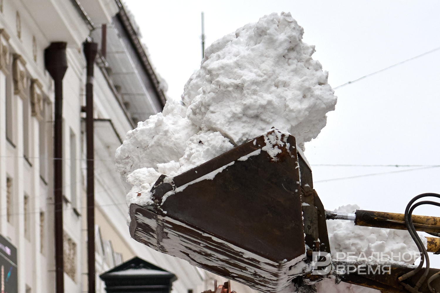 Администрация районов Казани предупредила водителей о ночном вывозе снега