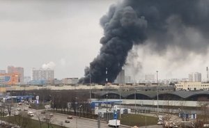 К горящему складу в Москве вылетел пожарный вертолет