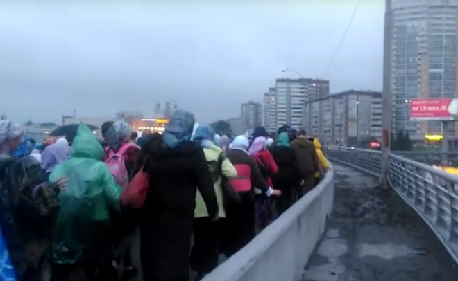 Участники крестного хода в Екатеринбурге расшатали мост
