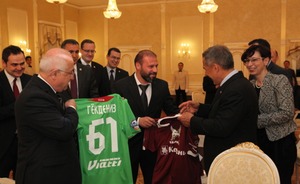 Футболиста «Рубина» Карадениза наградили за вклад в развитие отношений между Татарстаном и Турцией