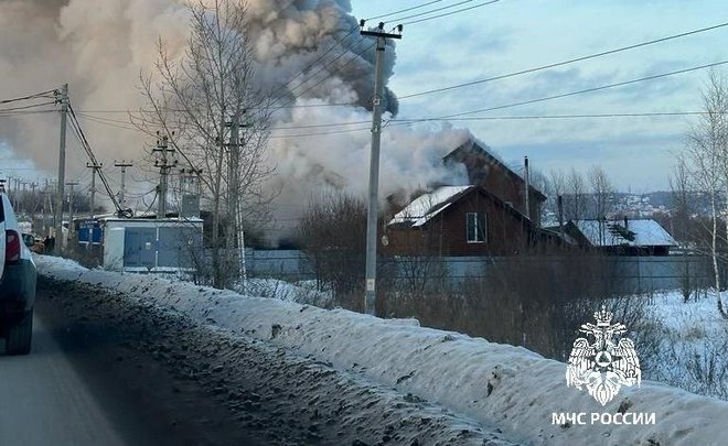 В казанском поселке Салмачи загорелся банный комплекс