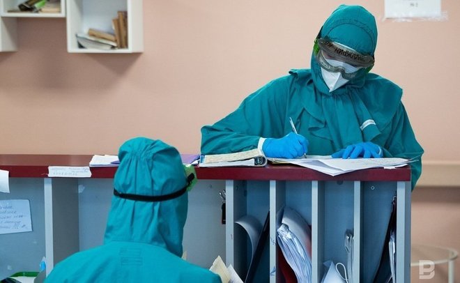 Путин поручил продолжить в 2022-м начисление допвыплат медикам, работающим с «ковидными» пациентами