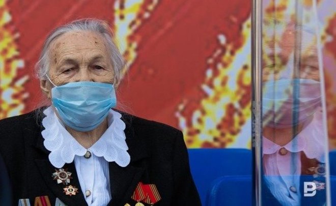 На параде Победы ветеранов разделили между собой стеклянными перегородками