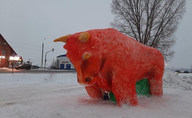 В Зеленодольске появилась гигантская фигура быка из снега — Реальное время