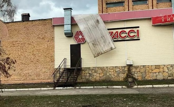 В Нижнекамске сильный ветер снес рекламные щиты и обшивку крыши