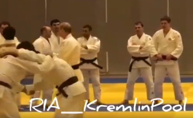 Путин повредил палец на тренировке по дзюдо