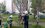 В Казани сотрудники МЧС 10 часов уговаривают мужчину слезть с дерева — видео