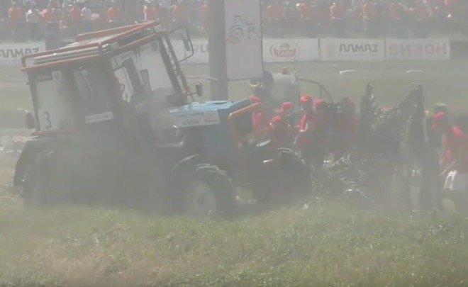 В пригороде Ростова трактор въехал в группу журналистов. Видео