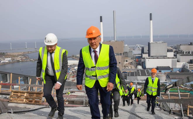 Минниханов посетил мусоросжигательный завод в Дании, на крыше которого появится горнолыжный курорт