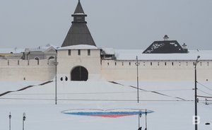 Под стенами Казанского кремля появился российский триколор-валентинка