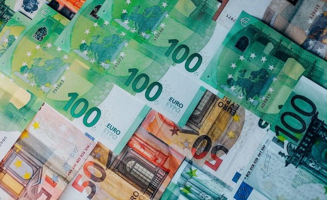 Курс евро на Мосбирже поднялся выше 70 рублей впервые с 12 мая
