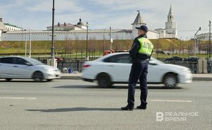 В Казани оштрафовали водителя, перевозившего пассажира на крыше авто