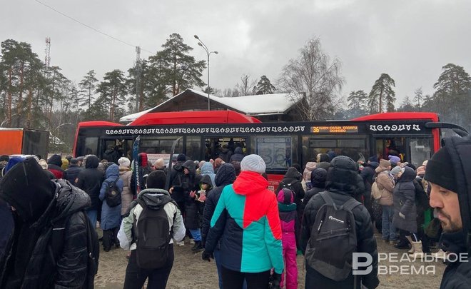На остановках — толпа, в автобусах — давка: казанцы не могут уехать с Масленицы