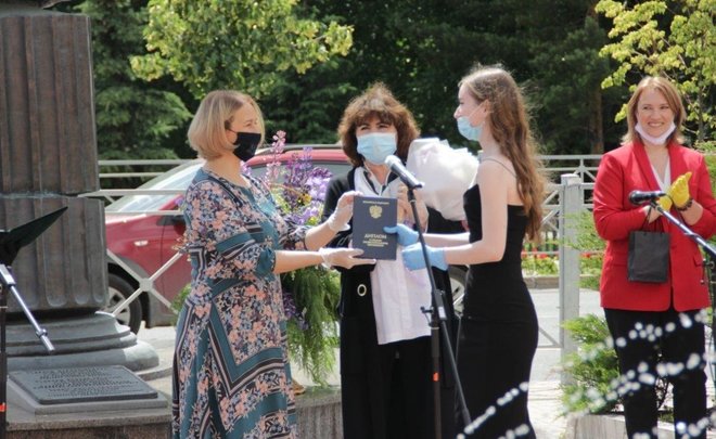 В Казани около театра им. Джалиля вручают дипломы выпускникам Казанского хореографического училища