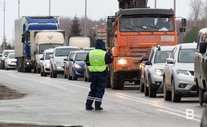 «Мерседес» и «ВАЗ» столкнулись под Казанью, один из водителей погиб