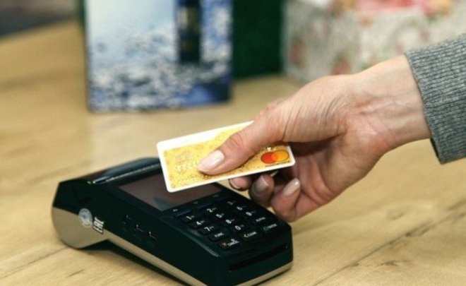 Госдума сдвинет начало обязательного приема магазинами банковских карт