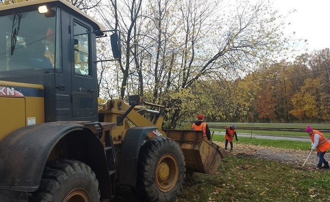 Сотрудники «ТАИФ-НК» за три дня вывезли с городских улиц шесть «КАМАЗов» с опавшими листьями