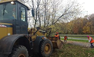 Сотрудники «ТАИФ-НК» за три дня вывезли с городских улиц шесть «КАМАЗов» с опавшими листьями