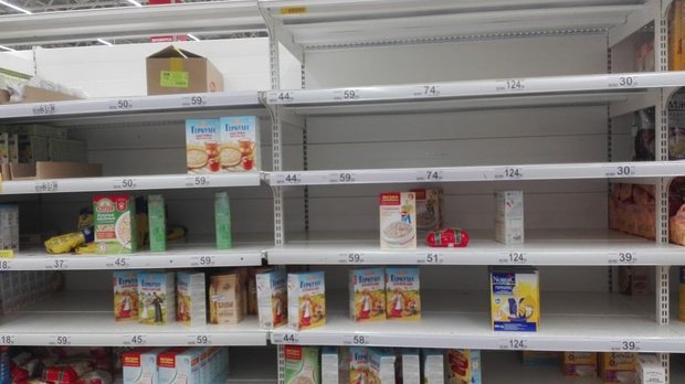 В первый день в магазин. В Ашане массово начали скупать продукты и химию. Одесская область полки магазинах полупустые картинки.