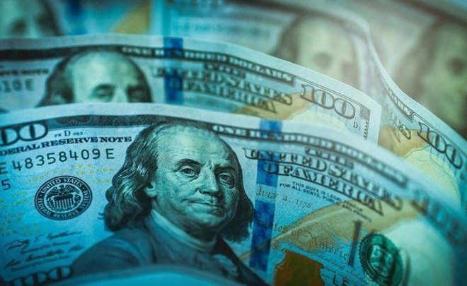 Курс доллара упал ниже 55 рублей впервые с 4 июля