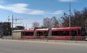 Соцсети: в Казани трамвай врезался в такси