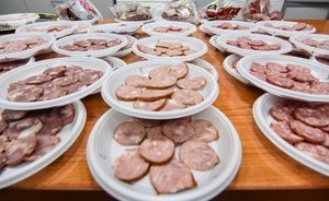 В Берлине участникам Исламской конференции предложили свиную колбасу с кровью