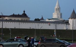 Соцсети: молодежь снова устроила возле Казанского кремля вечеринку с диджеем и цветомузыкой