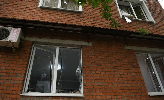 В центре Краснодара раздался хлопок: в рядом стоящей пятиэтажке повыбивало окна