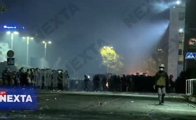 СМИ сообщили, что в Бишкеке митингующие захватили мэрию