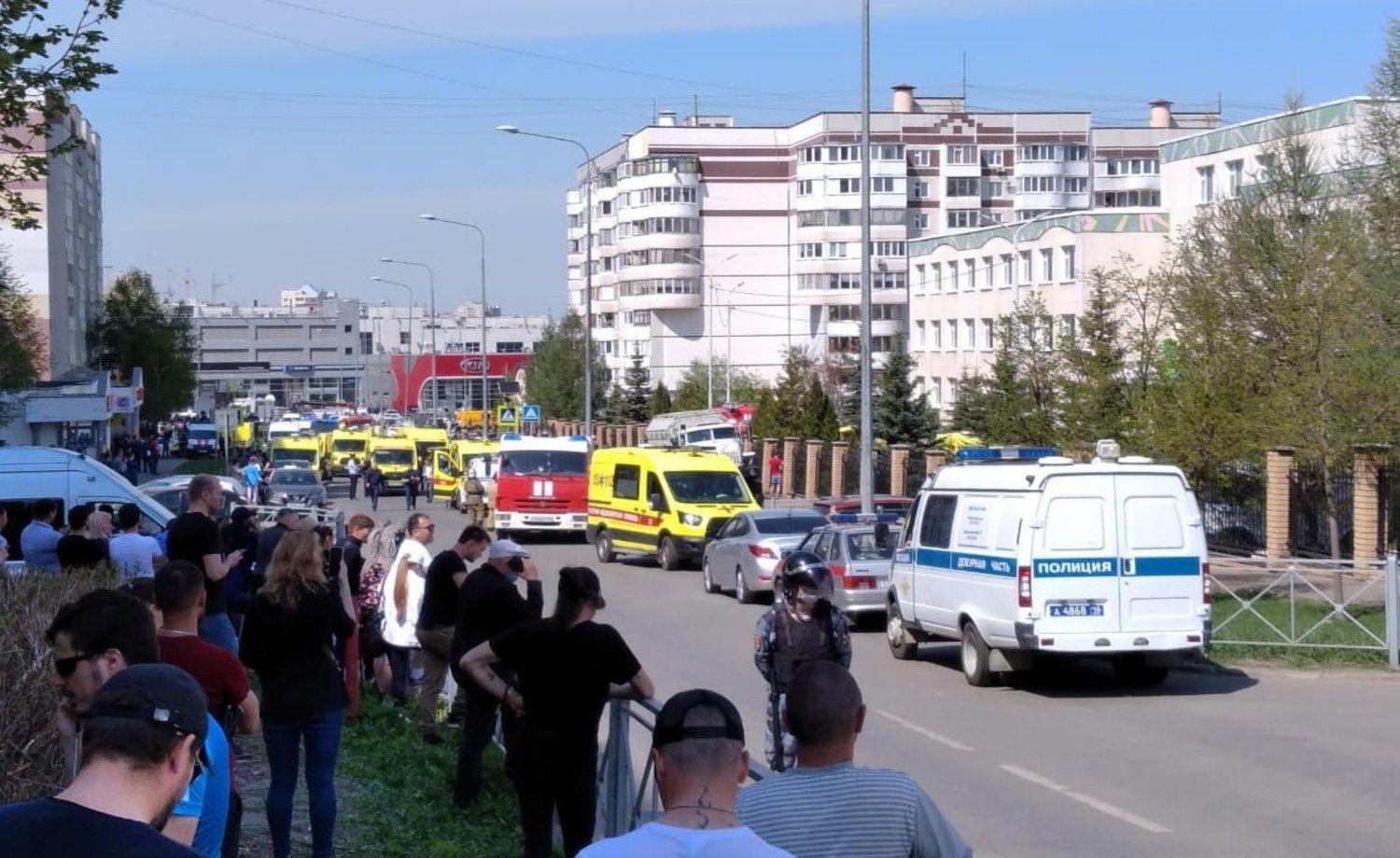 Дети сняли на видео, как прятались во время стрельбы в казанской гимназии —  Реальное время