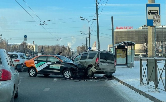 В Казани произошло ДТП около «Корстона» с участием каршерингового автомобиля