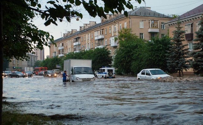 В Казани жители пожаловались на затопленную улицу в Авиастроительном районе