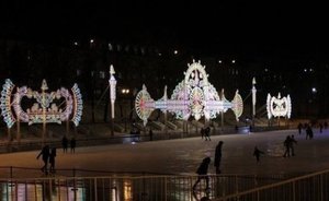 Казанские парки начали украшать к Новому году — фото