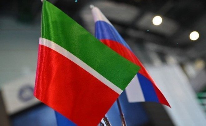 Школы Татарстана получат государственную символику России и республики в равном объеме