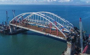 Строители досрочно завершили установку автодорожной арки Крымского моста