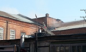Пожар в здании фабрики Крестовниковых локализован, но не потушен