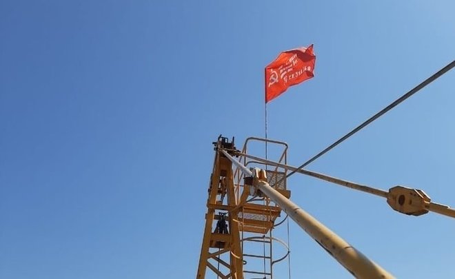 Соцсети: на башенные краны в Казани водрузили знамя Победы