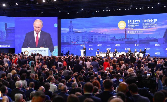 Президент Татарстана посетил пленарное заседание ПМЭФ с участием Путина