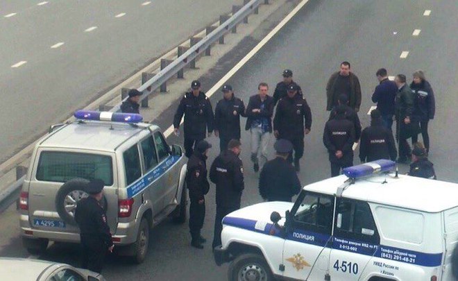 В Казани задержанный мужчина выпрыгнул из автомобиля полицейских и умер