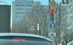 На улице Вишневского в Казани появился дорожный знак, предупреждающий о «вафельной разметке»