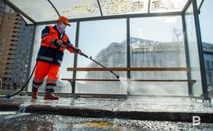 Казанские улицы, остановки и переходы моют антисептиком