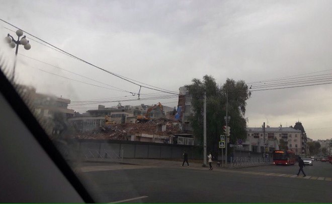 Здание комбината «Здоровье» в Казани рушат экскаватором с крыши (фото)