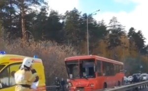 На Горьковском шоссе в Казани образовалась пробка из-за столкновения легковушки с автобусом