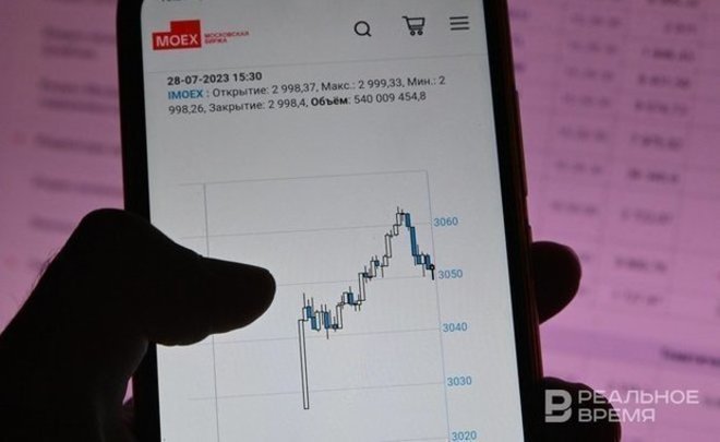 Доллар вновь торгуется выше 100 рублей