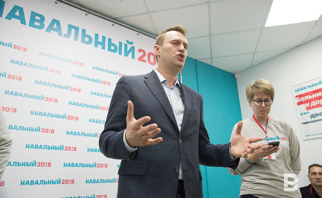 Навального забросали яйцами на митинге против повышения тарифов ЖКХ в Новосибирске