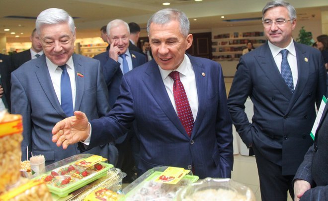 Минниханов поручил помочь предпринимателям татарских сел России с продажей товаров