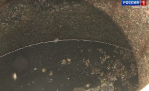 В подвале казанского многоквартирного дома третий месяц копятся канализационные отходы