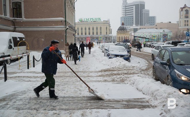 За сутки на улицы Казани дорожники высыпали более 1,7 тысячи тонн противогололедных средств
