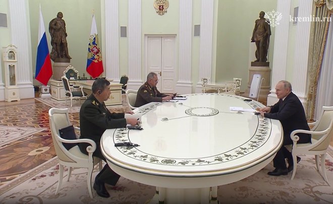 Путин провел рабочую встречу с министром обороны КНР Ли Шанфу